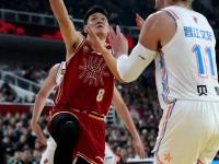 IM电竞下载-赛场上球员投入激烈角逐，奋力争夺胜利