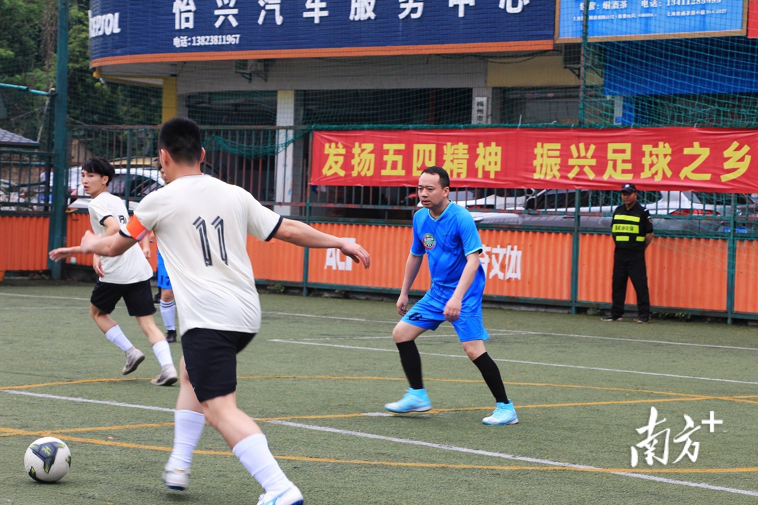 包含国内足球联赛高潮迭起，球队奋力拼搏的词条