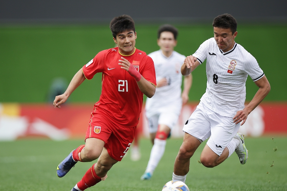 包含国内足球联赛高潮迭起，球队奋力拼搏的词条