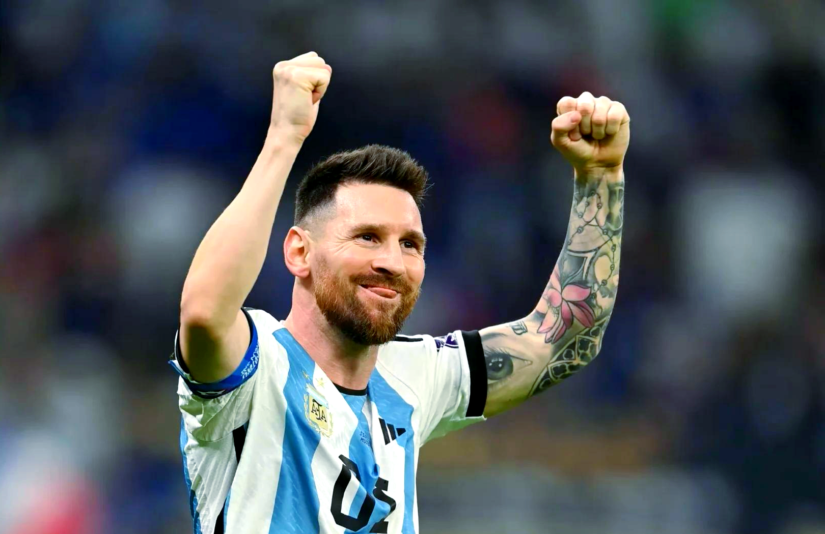 世界杯比赛中球员表现出色，赢得球迷喝彩