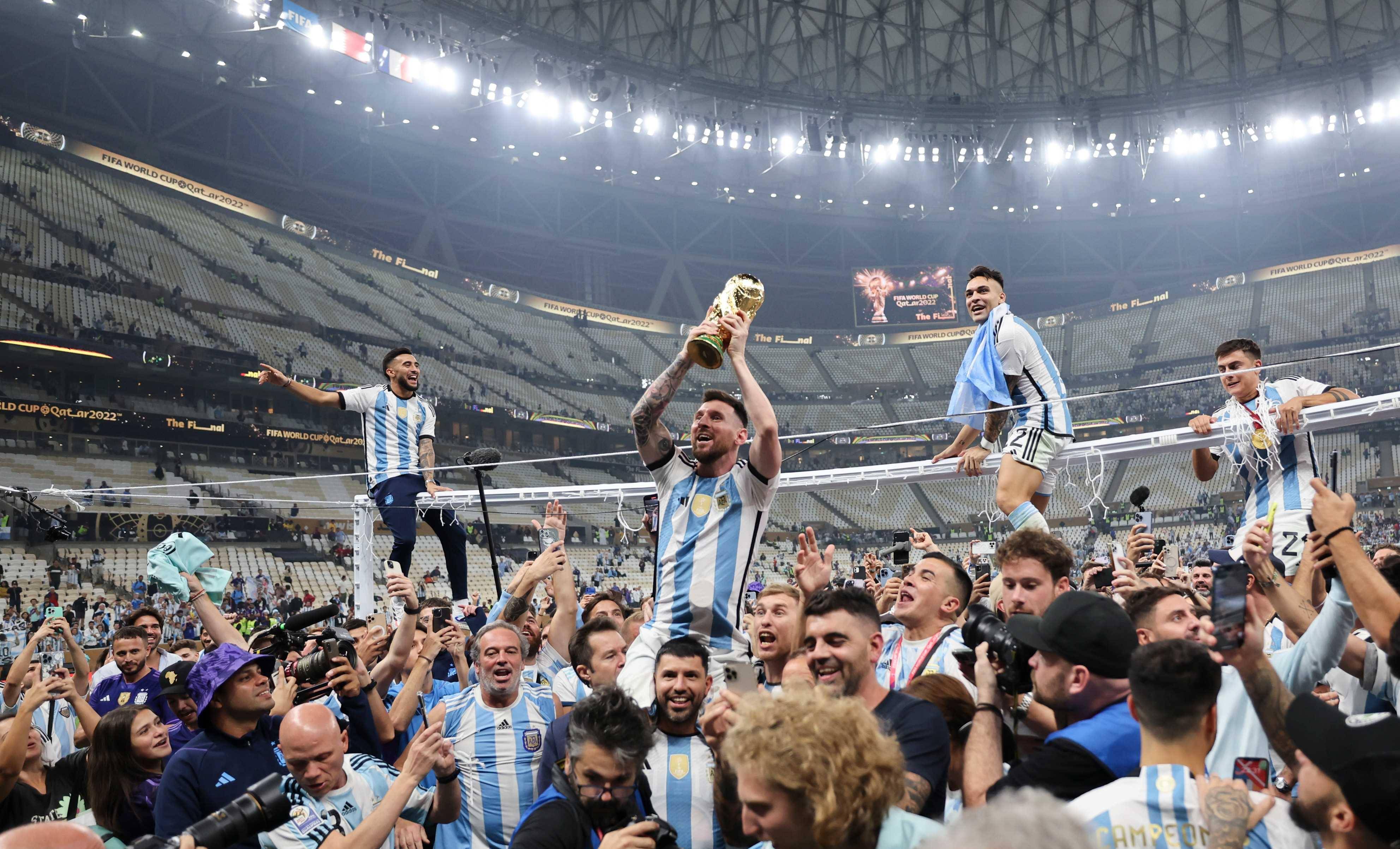 世界杯比赛中球员表现出色，赢得球迷喝彩