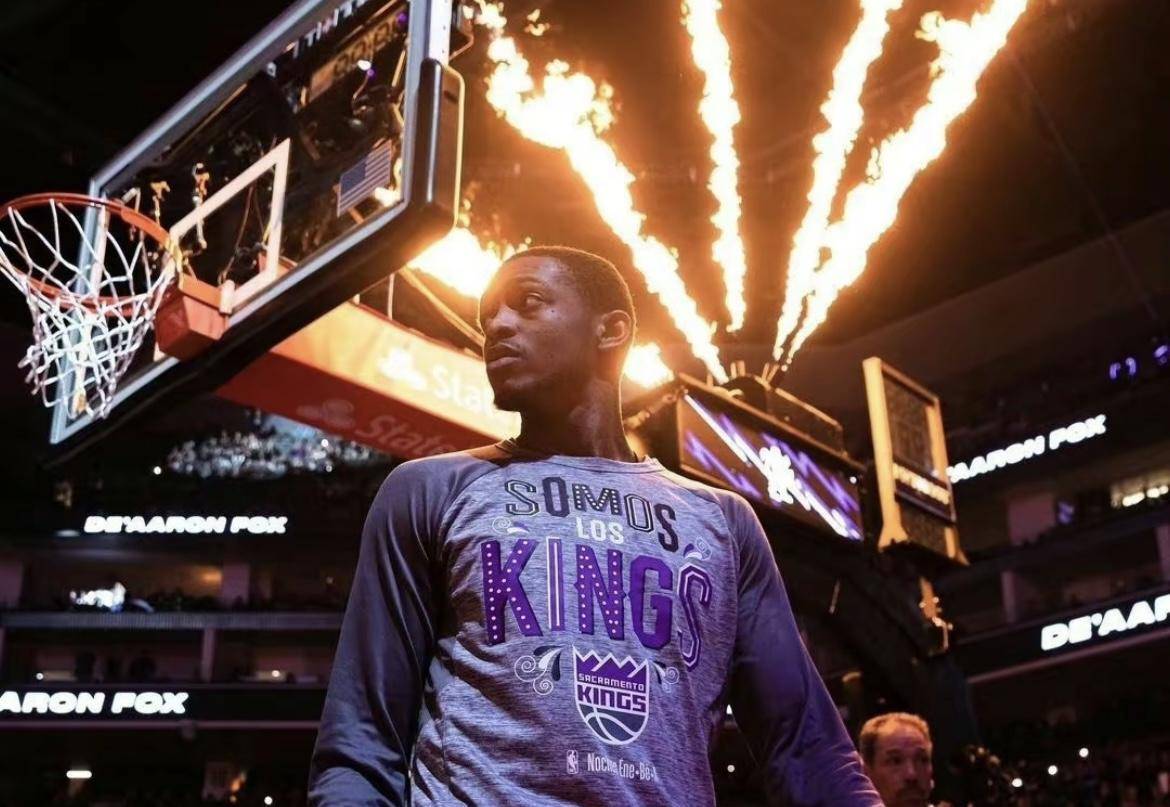 包含老鹰后卫接受伤愈复出，助球队轻松获胜的词条