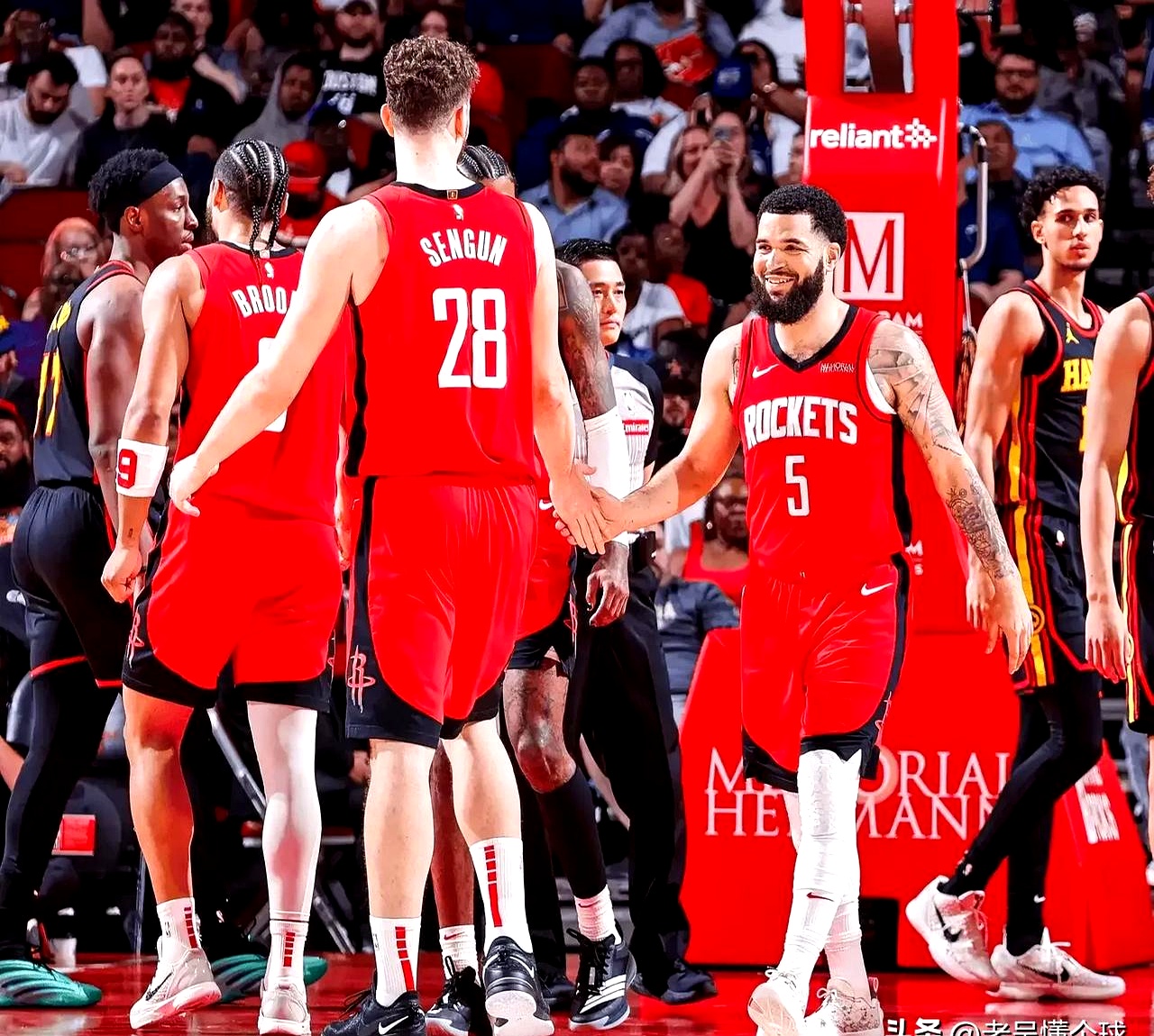 火箭客场战胜快船，领先系列赛