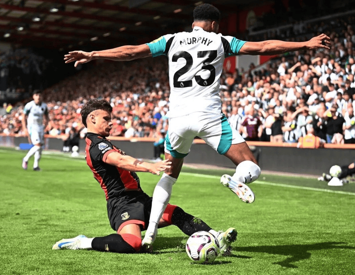 曼联主场强势夺冠，领跑英超积分榜