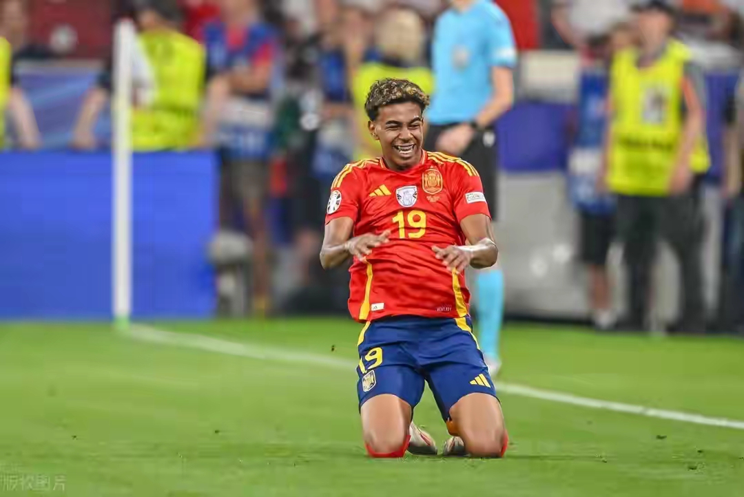 欧洲杯预选赛战绩惊艳，球员们热血拼搏场面触动的简单介绍