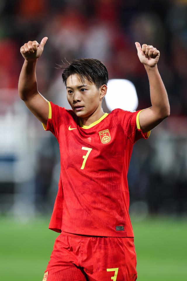 国内外女足选手力争登顶为荣誉而战的简单介绍 国内外女足选手力争登顶为荣誉而战的简单介绍