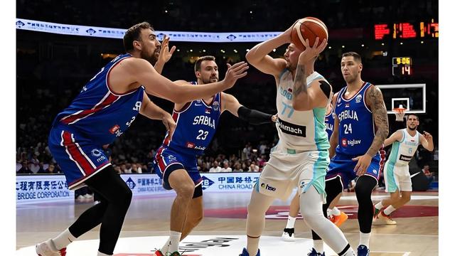 欧洲篮球联赛决赛现场气氛热烈感人