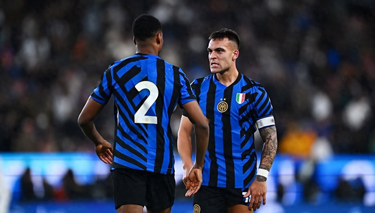 意甲赛场上出现激烈对抗，球队全力以赴