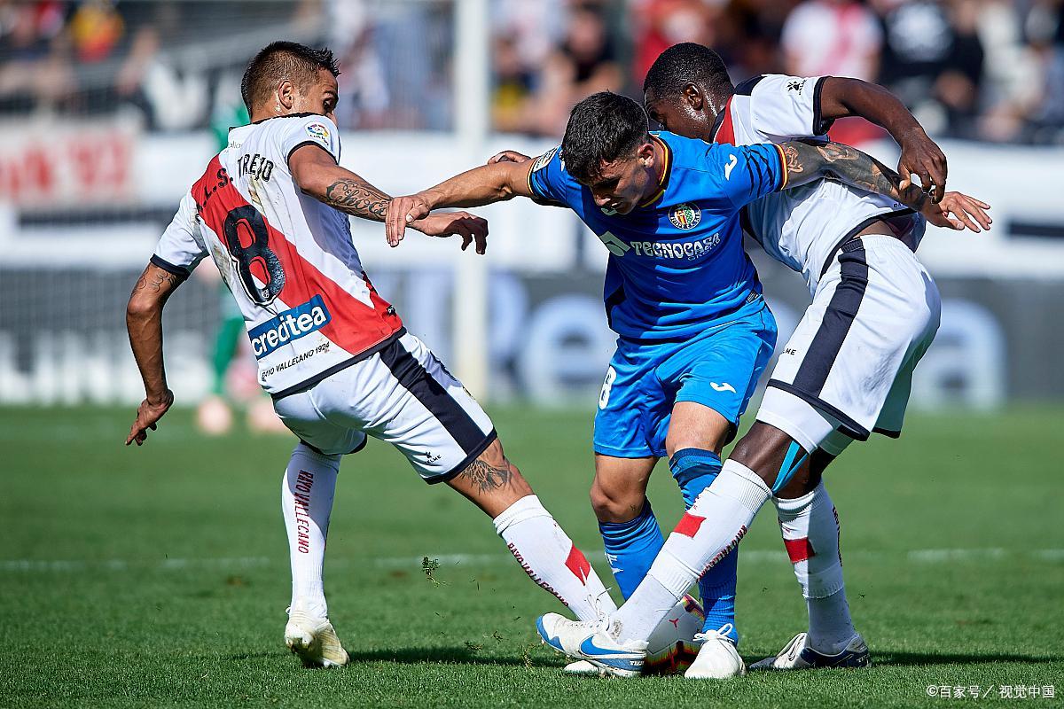 意甲赛场上出现激烈对抗，球队全力以赴