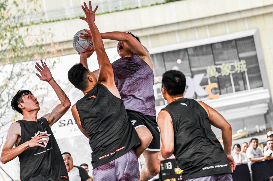 赛场上球员投入激烈角逐,奋力争夺胜利 赛场上球员投入激烈角逐,奋力争夺胜利