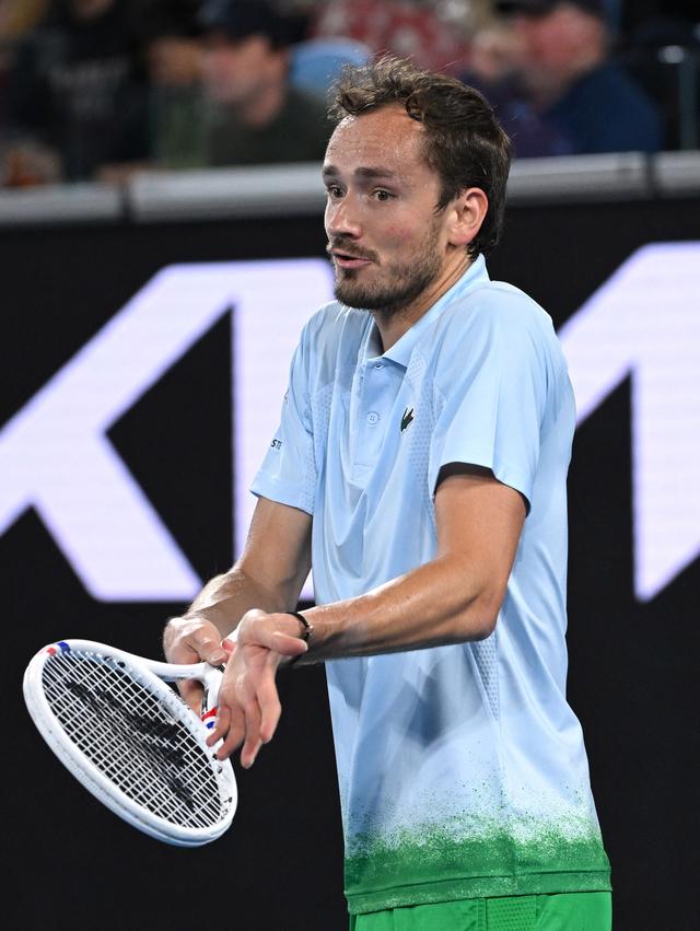 关于英国网球队轻取意大利网球队,梅德韦杰夫制霸全场的信息 关于英国网球队轻取意大利网球队,梅德韦杰夫制霸全场的信息