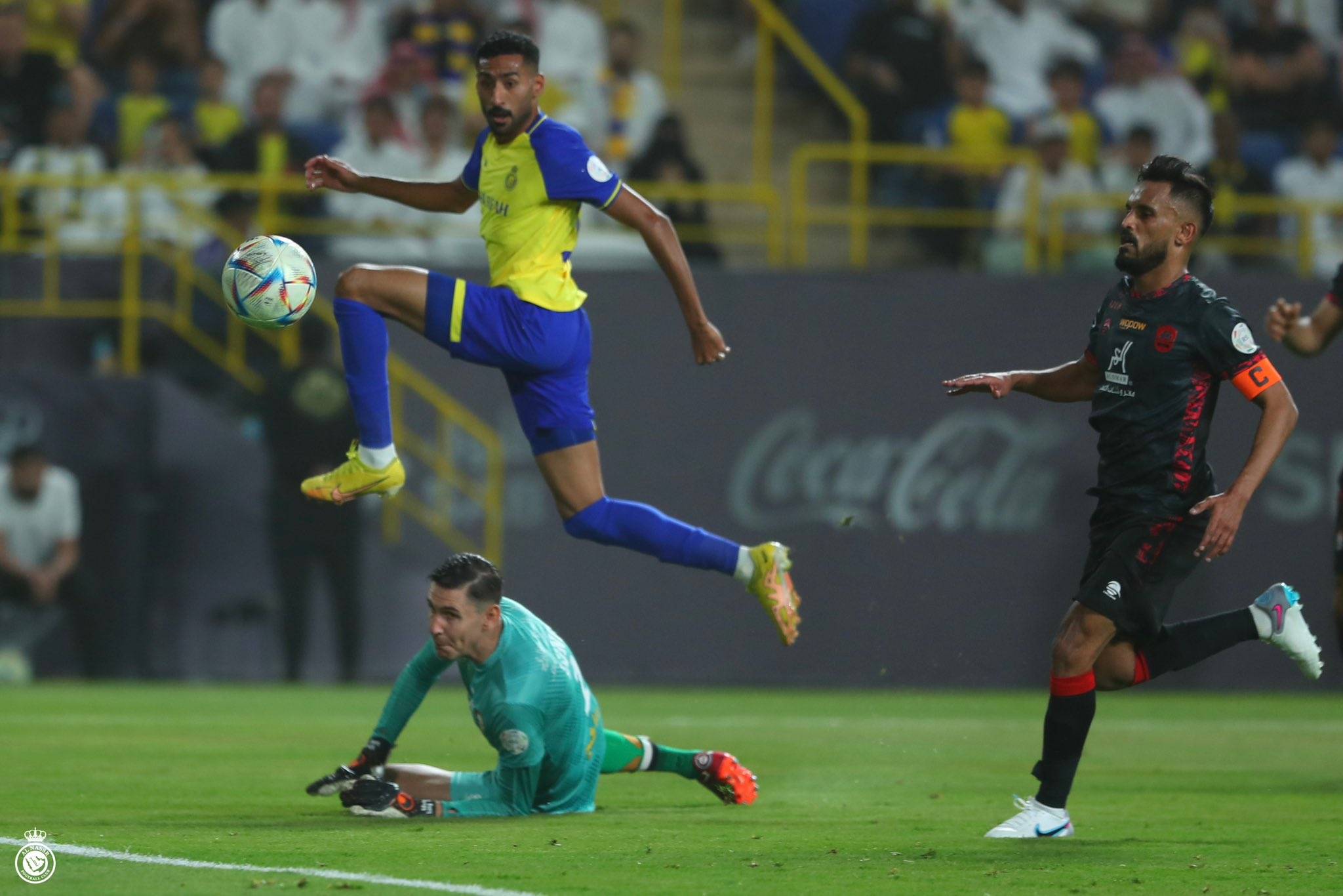 守住底线,攻下关键进球领先 守住底线,攻下关键进球领先