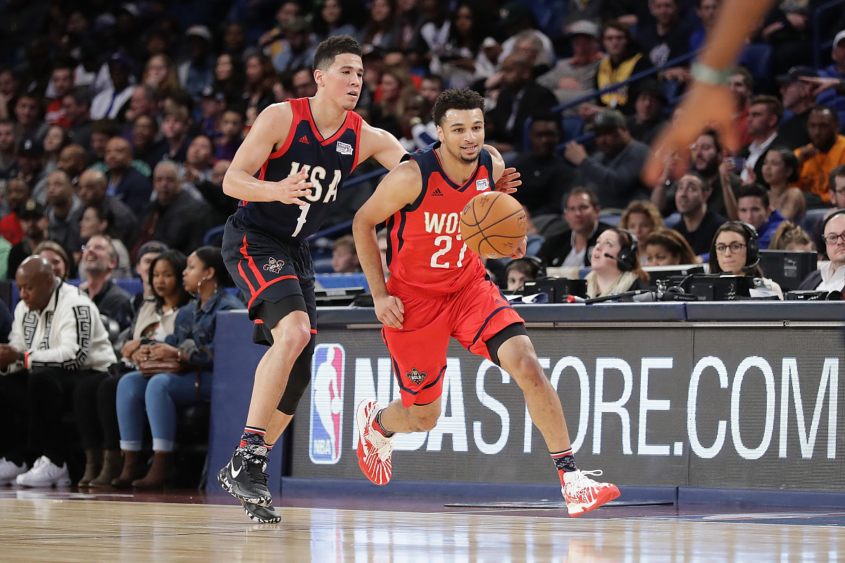 一名新秀球员在比赛中崭露头角，备受瞩目