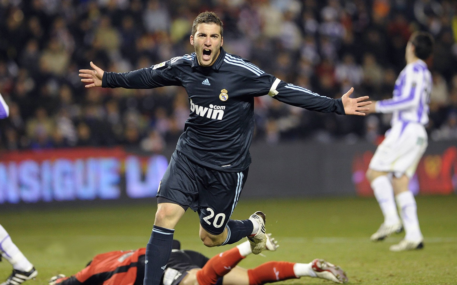 青春风暴席卷欧陆,加维导演逆转,佛罗伦萨末节爆发击沉勒沃库森